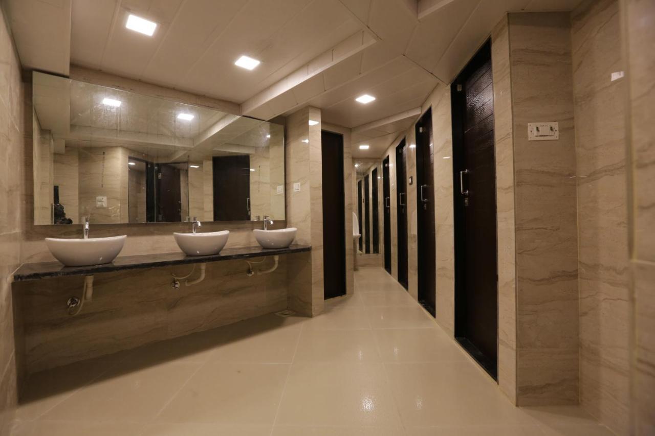 Qubestay Airport Capsule Hotel & Hostel Bombay Exterior foto