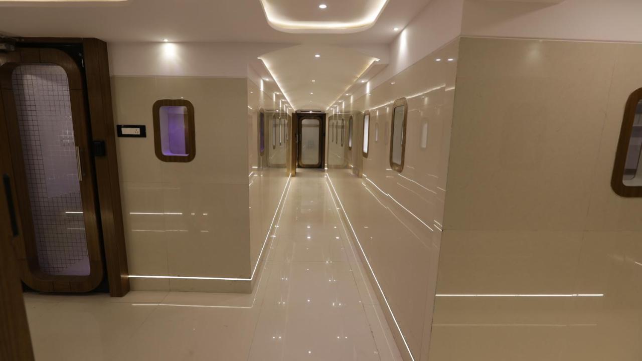 Qubestay Airport Capsule Hotel & Hostel Bombay Exterior foto