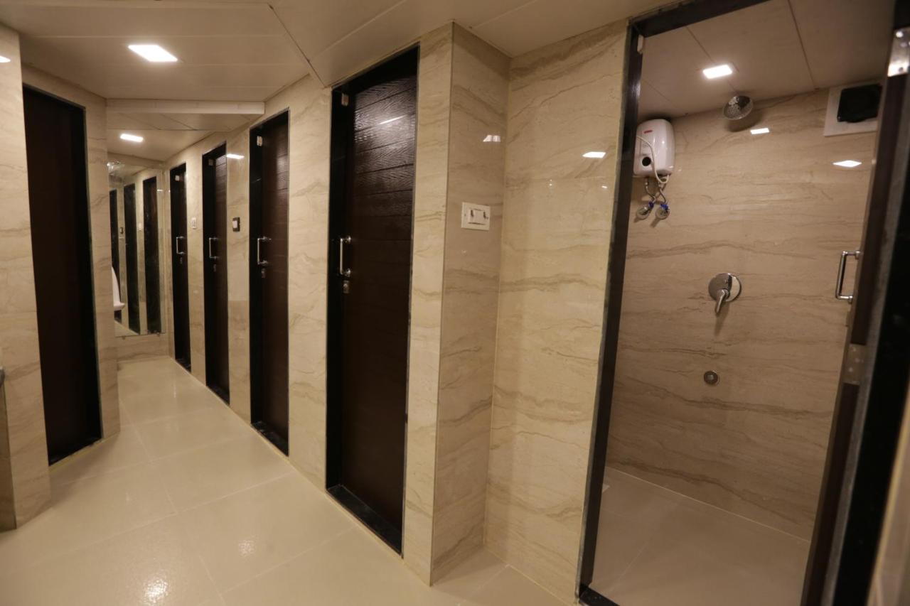 Qubestay Airport Capsule Hotel & Hostel Bombay Exterior foto