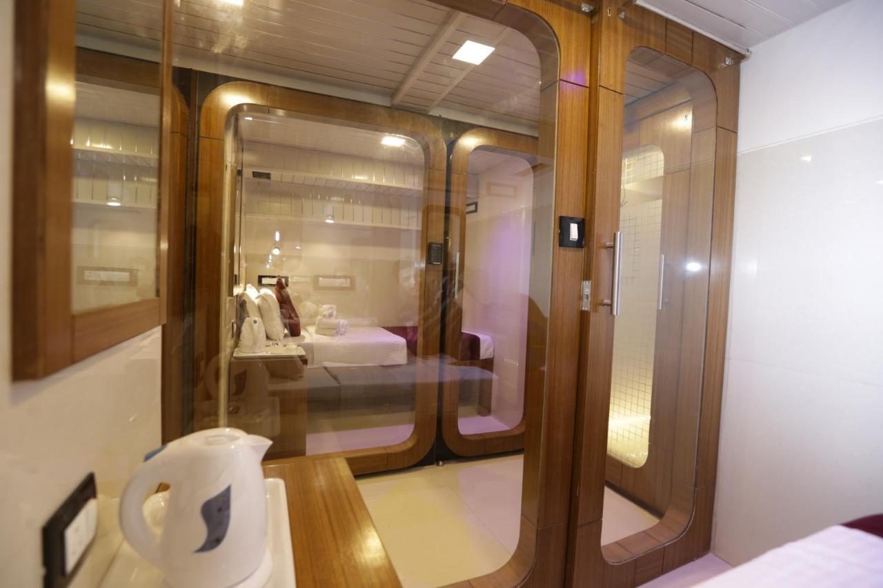 Qubestay Airport Capsule Hotel & Hostel Bombay Exterior foto