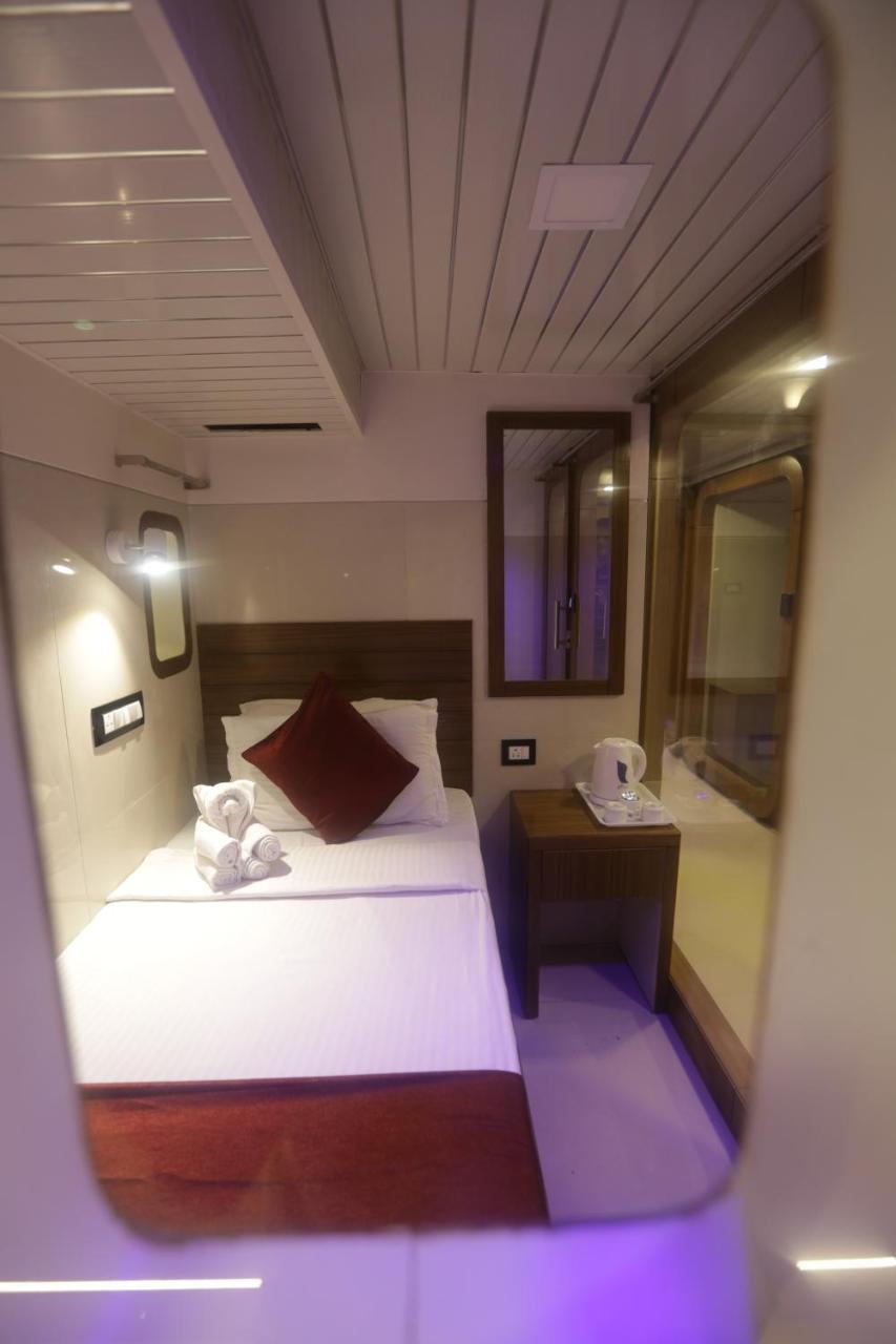 Qubestay Airport Capsule Hotel & Hostel Bombay Exterior foto