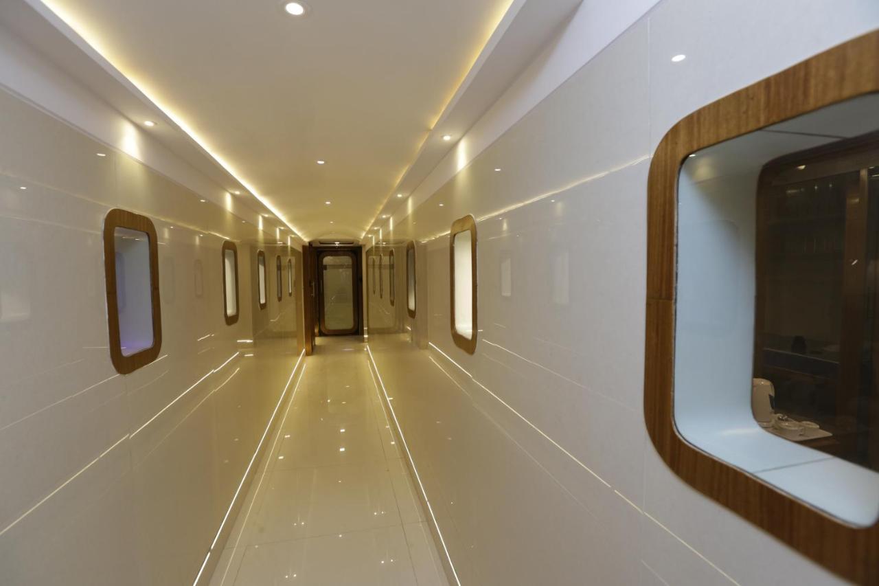 Qubestay Airport Capsule Hotel & Hostel Bombay Exterior foto
