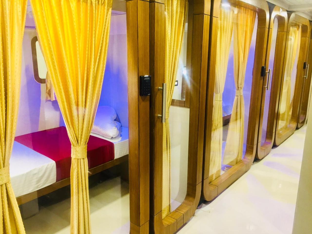 Qubestay Airport Capsule Hotel & Hostel Bombay Exterior foto