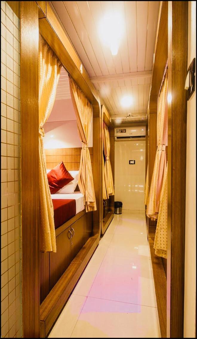Qubestay Airport Capsule Hotel & Hostel Bombay Exterior foto