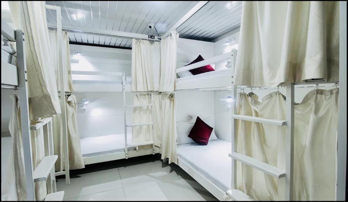 Qubestay Airport Capsule Hotel & Hostel Bombay Exterior foto